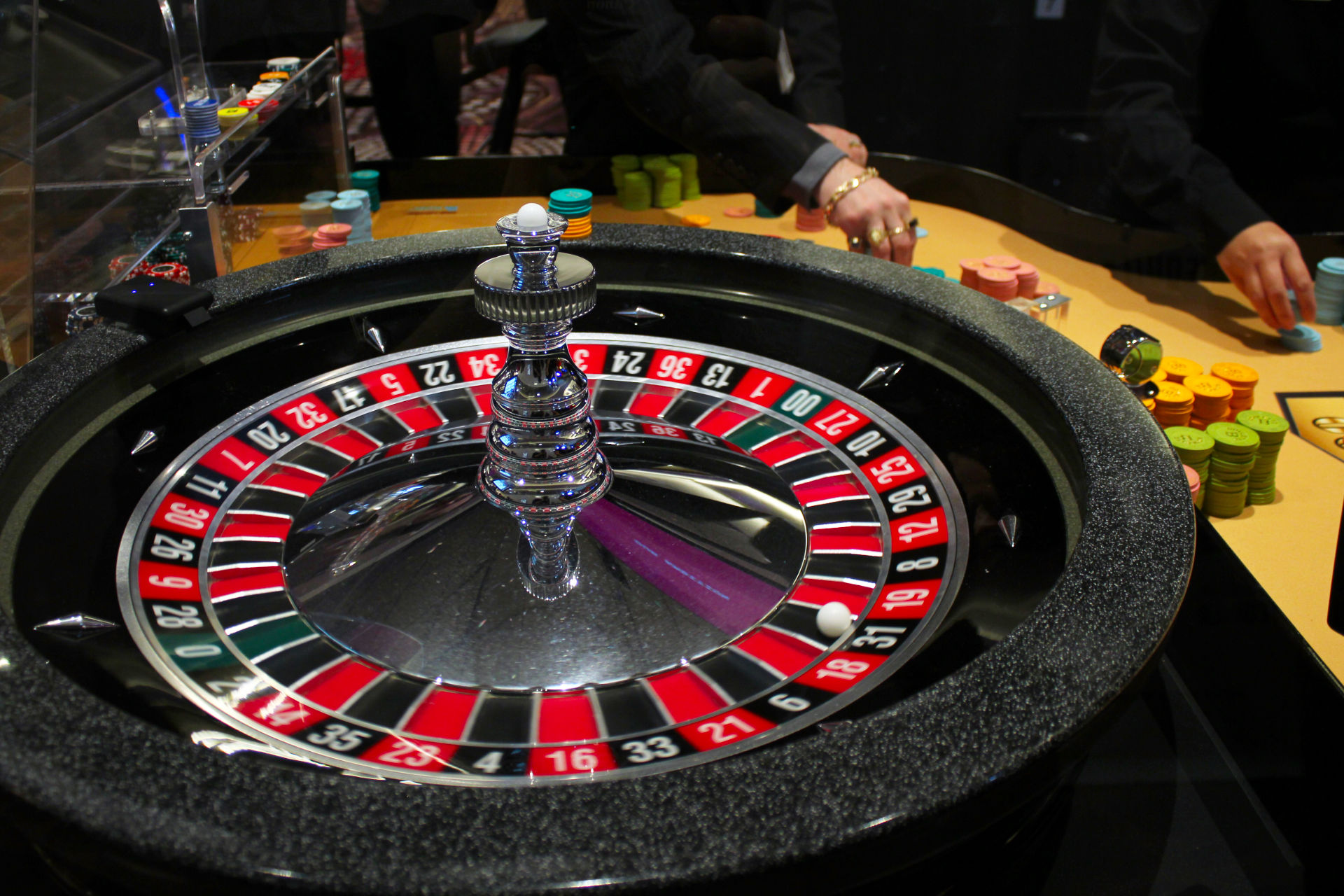 The Phenomenon of “Silent Losing”: How People Lose Thousands Without Showing Any Emotions